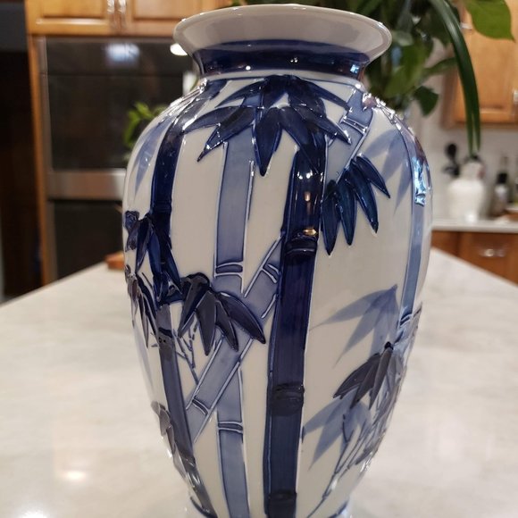 Chinoiserie White Porcelain Chinese Temple Jar - Picture 9 of 10